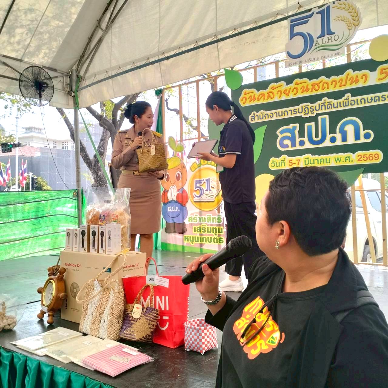 title - คณะทำงานฝ่ายติดตามประเมินผลการจัดงาน วันคล้ายวันสถาปนาสำนักงานการปฏิรูปที่ดินเพื่อเกษตรกรรม (ส.ป.ก.) ครบรอบ 51 ปี เปิดตั้งจุดให้ผู้ร่วมงานได้ร่วมสนุก เล่นเกมส์ และตอบแบบประเมินผลการจัดงาน ผ่านระบบออนไลน์